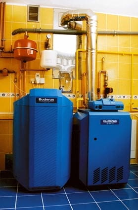 KOCIOL JEDNOFUNKCYJNY BUDERUS WSPOLPRACUJACY Z ZASOBNIKIEM CIEPLEJ WODY FOT. DARIUSZ STANERT PUBLIKACJA LADNY DOM NR 4 (66) - 4.2004