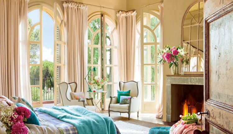 Różne faktury, wzory w niebieskich odcieniach świetnie komponują się z beżem ścian. Dzięki temu połączeniu wnętrze staje się ciepłe i przytulne.