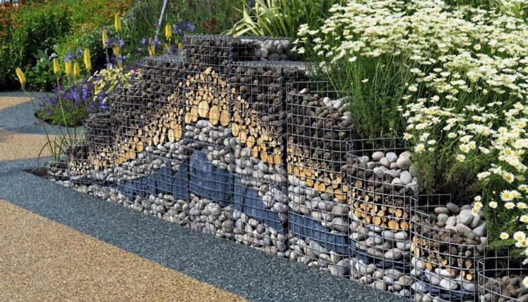 Gabiony można wypełnić dowolnymi materiałami, a z tych różniących się fakturą układać ciekawe desenie