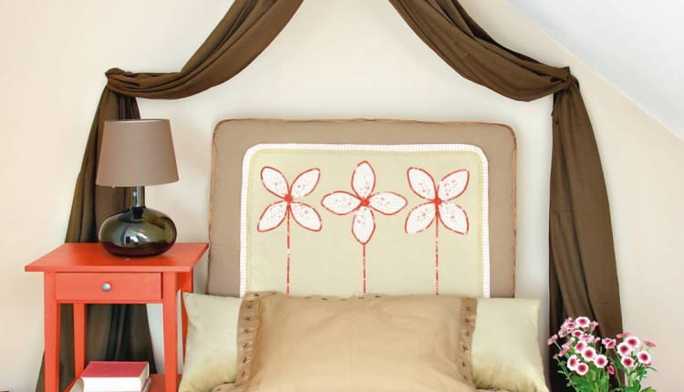 Nie wystarczy wygodny materac, by w łóżku czuć się naprawdę komfortowo. Przydaje się też miękki zagłówek, a niestety nie każde łóżko jest w niego wyposażone. Pokazujemy trzy proste sposoby, jak go samodzielnie zrobić. Przy takim wsparciu przyjemność wieczornej lektury lub seansu filmowego będzie jeszcze większa. <BR />W kwiatach - odpowiedniej wielkości gąbkę tapicerską grubości mniej więcej 8 cm obszywamy płótnem w kolorze dopasowanym do wystroju wnętrza. W dolnej części warto wszyć suwak lub rzepy, żeby pokrowiec można bylo łatwo zdejmować do prania.