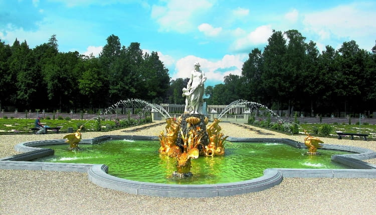 Fontanna ustawiona pośrodku ogrodu nawiązuje do barokowych ogrodów francuskich.