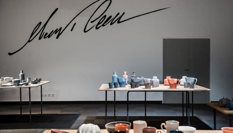 Relacja z wystawy ,,Marek Cecuła. Współczesna Porcelana 1970 – 2021”