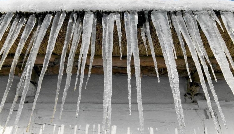 Lodowa gilotyna z sopli zwisa z niejednego bloku. Administracja powinna ogrodzić tern taśmą do czasu pzryjazdu straży pożarnej lub wyszkolonej ekipy, która zlikwiduje to zagrozenie.