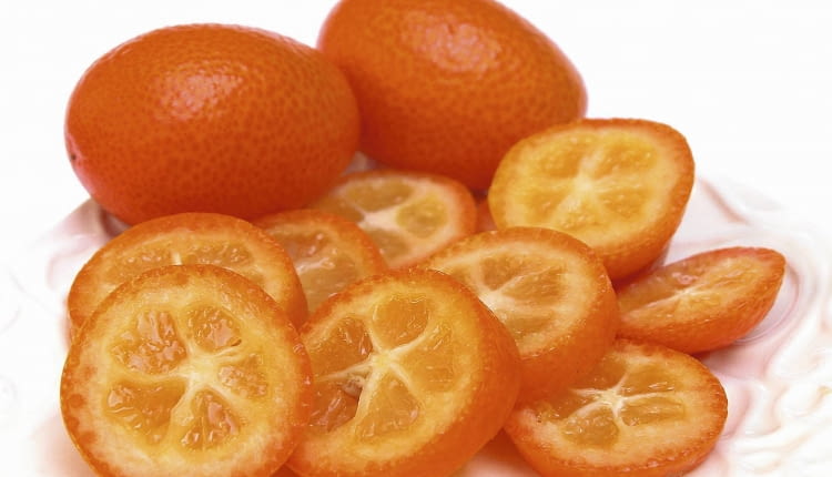 Z owoców kumkwatu uzyskamy sok bogaty w witaminy.