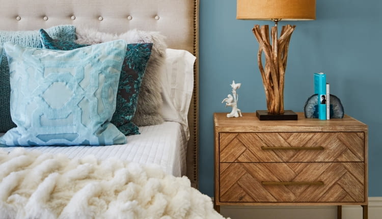 Niebieski Skipping Stones zachęca do odkrywania śmiałych zestawień barw. Doskonale pasuje do drewnianych podłóg i mebli.