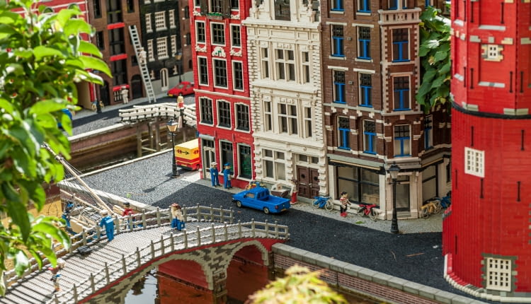 Kamienice Amsterdamu - model wykonany z klocków LEGO.