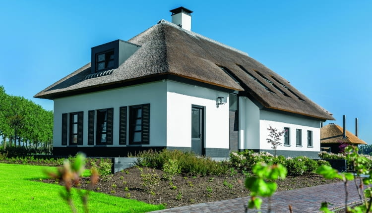 Czyste Powietrze to program dotacyjny wspierający gospodarstwa domowe w przeprowadzeniu termomodernizacji budynku – od wymiany przestarzałych źródeł ciepła tzw. kopciuchów, przez ocieplenie przegród, aż po wymianę stolarki okiennej i drzwiowej.