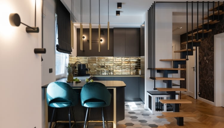 Złoto i ciemne kolory - aranżacja wnętrz domu na warszawskim Ursynowie