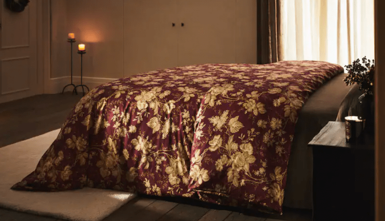 BAWEŁNIANA POSZWA NA KOŁDRĘ W ZŁOTE KWIATY