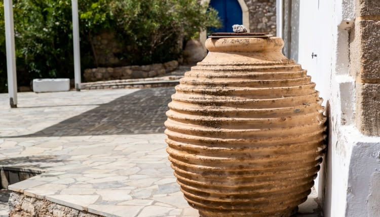 Zbieraj deszcz, oszczędzaj pieniądze! Jak wybrać i zainstalować beczkę na deszczówkę?