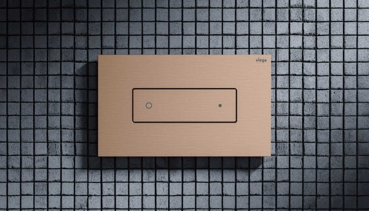 Dzięki powierzchni ze stali nierdzewnej w odcieniu złota miedź szczotkowana, przycisk Visign for Style 22 wnosi przyjemny ciepły ton do aranżacji łazienki.