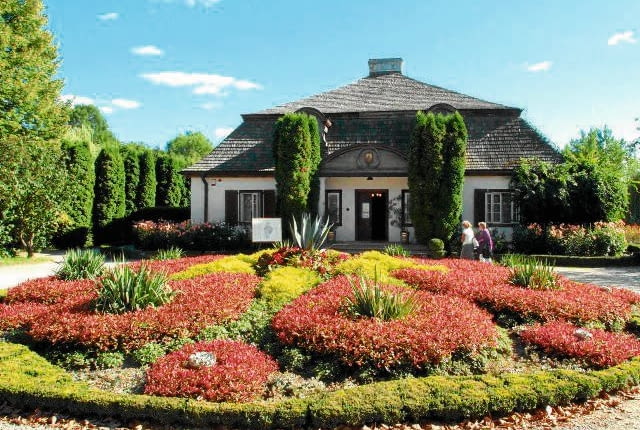 10.09.2012 LUBLIN . SKANSEN . MUZEUM WSI LUBELSKIEJ Z ZAGRODY DO MIASTECZKA . JARMARK . REKODZIELO FOT. IWONA BURDZANOWSKA / AGENCJA GAZETA SLOWA KLUCZOWE: KAMERY /FR/