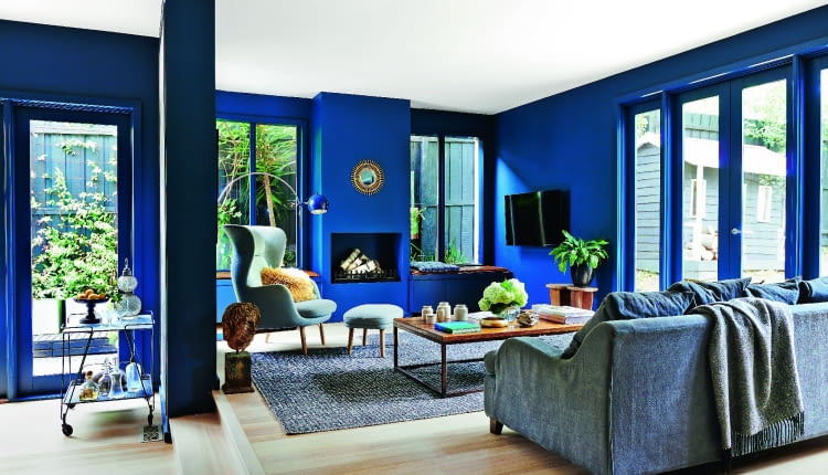 Fotel z podnóżkiem Ro zaprojektował dla marki Fritz Hansen Jaime Hayon. Głowa Aleksandra Wielkiego - rzeźba z ogrodu ojca gospodyni. Stolik kawowy wykonał jej szwagier Tim Shovelton. Lampa vintage z bazaru staroci Waverly.