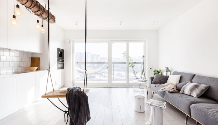 Nieśmiertelna biel w nowoczesnym apartamencie