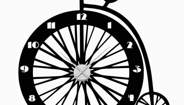 Mogą być najbardziej dekoracyjnym elementem na ścianie. Niekoniecznie klasyczne, niekoniecznie okrągłe. Ważne, by dobrze chodziły. <BR /> Dekoracje: Rower, naklejka samoprzylepna z mechanizmem zegarowym, 72 x 66 cm, 200 zł, naklejkisalamandra.pl