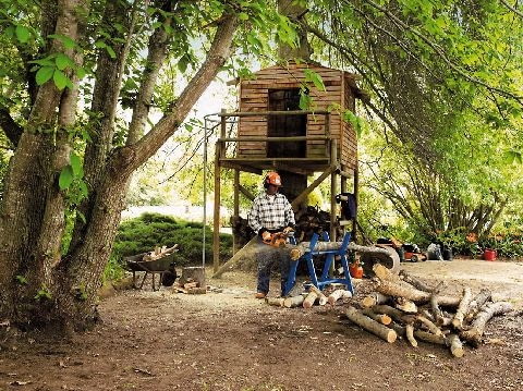 Jeśli kłodę położy się na stojaku, cięcie drewna będzie wygodne