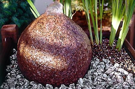 Agrowłókninę można zamaskować kolorowym żwirkiem sprzedawanym w sklepach akwarystycznych. Jego kolor najlepiej dopasować do kamienia, po którym spływa woda.