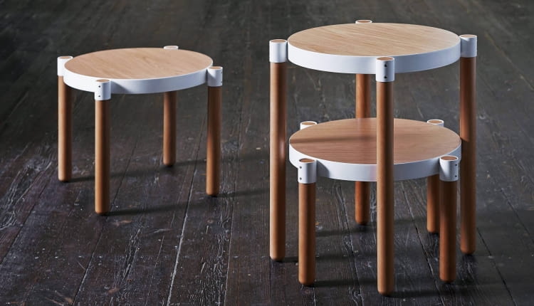 Kuba Blimel projektuje nie tylko meble. Jak mówi, umysł odświeża wymyślaniem sportowych butów, a wyobraźnię poszerza, rysując postaci kosmitów oraz ich statki do gier komputerowych. <BR /> PROJEKTANT. Jeden pod drugim. Funkcjonalne stoliki, w trzech wysokościach. Bardzo wygodne, bo te niższe swobodnie mieszczą się pod tymi wyższymi. Stolik Om .799 zł/szt. sklep.bixbit.com