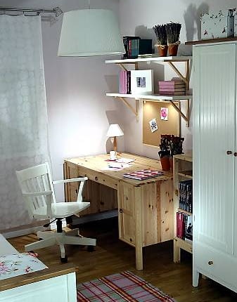 12.12.2002 WARSZAWA IKEA POKOJ NASTOLATKA - POETYCKO, ROMANTYCZNIE STYLIZACJE JUSTYNA SLAWECKA , AGNIESZKA RUDZKA-LIS FOT. ARKADIUSZ SCICHOCKI / AGENCJA GAZETA PUBLIKACJA PORADNIK DOMOWY NR 3 (151) - 3.2003