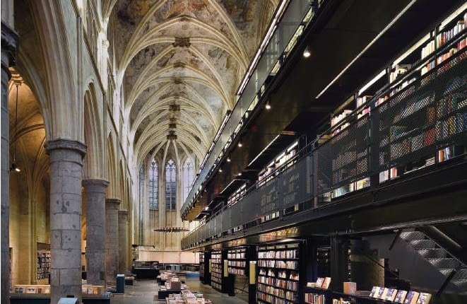 Księgarnia Selexyz Dominicanen. Architektoniczne sacrum czy profanum? Zamiast konfesjonałów półki z książkami. W takim kościele nikt nie będzie się nudził. Trzynastowieczna gotycka budowla z Maastricht zamieniona została w niezwykłą księgarnię. Metamorfozy dokonało holenderskie biuro Merkx + Girod. Zanim uczyniono z niszczejącego kościoła świątynię konsumpcji dokonano jego renowacji (Satijnplus Architecten), pamiętając by nowoczesny design wnętrza nie przysłaniał historii miejsca.