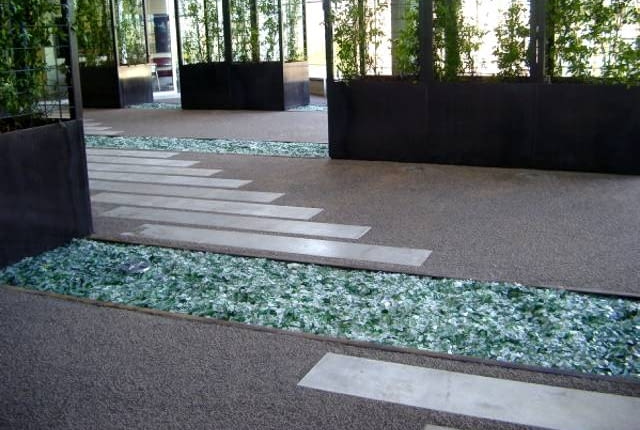 Przepuszczająca wodę i powietrze nawierzchnia TerraWay. Wykonana z mieszanki kruszyw naturalnych, takich jak żwiry, granity, kwarce i bazalty