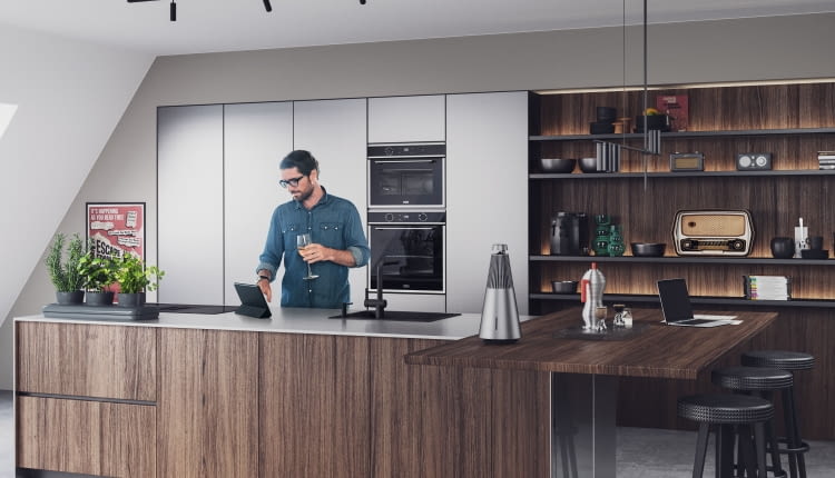 W otwartej przestrzeni dziennej warto strefę przygotowania posiłków zaplanować na wyspie kuchennej. Powstanie wówczas zabudowa dwurzędowa, w której praca jest wygodniejsza.