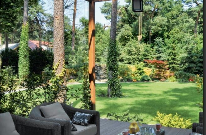 A Na tyłach domu znajduje się duży taras zadaszony drewnianą pergolą