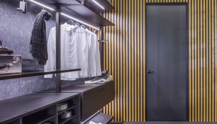 Drzwi Swing Door Slim Line z cienką ościeżnicą (grubości ściany) i ukrytymi zawiasami wpasowują się w modny, minimalistyczny trend.