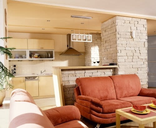 Kuchnię od pokoju dziennego oddziela barek wykończony jasnym kamieniem - piaskowcem.