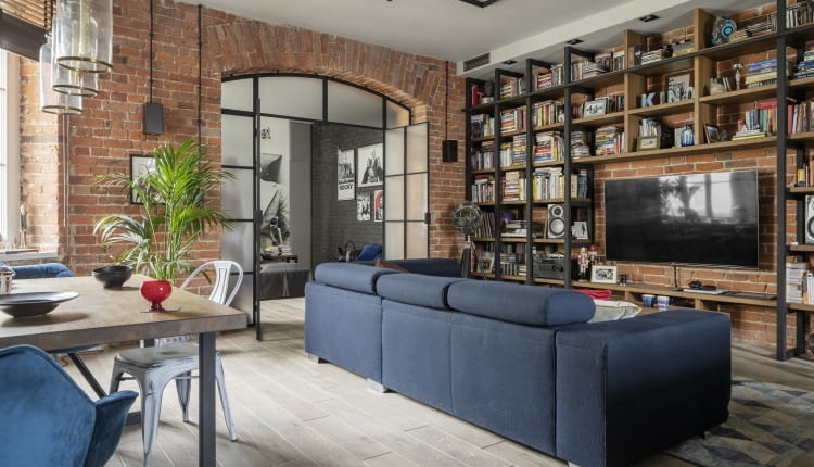 Filmowo i loftowo -  mieszkanie w starej warszawskiej kamienicy