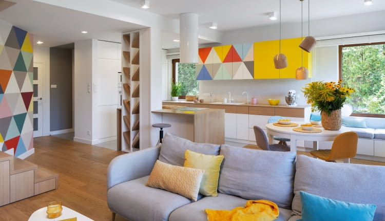 Aranżacja kolorowego salonu. Motyw przewodni aranżacji wnętrza kolorowe trójkąty