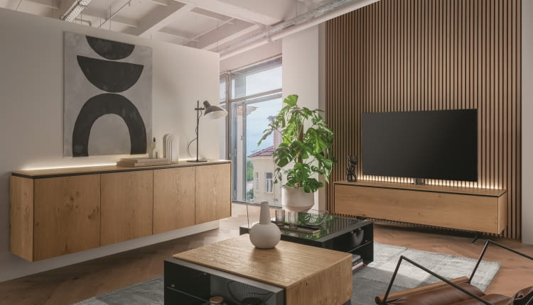 Spójną aranżację wnętrza uzyskasz, wybierając szafkę RTV z tej samej kolekcji co pozostałe meble. Tutaj kolekcja MO&MA.