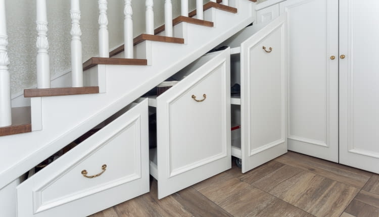 Przechowywanie pod schodami