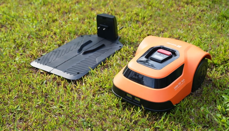 Inteligentna robotyczna kosiarka EZVIZ zapewnia bezwysiłkową pielęgnację ogrodu.
