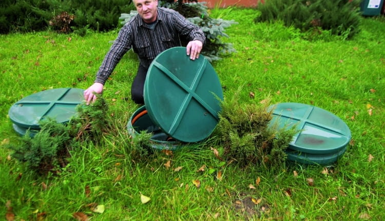 p28.10.2008 PARZECZEW MAREK TARNACKI I PRZYDOMOWA OCZYSZCZALNIA SCIEKOW FOT. MALGORZATA KUJAWKA / AGENCJA GAZETA