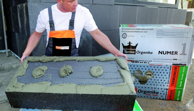 Izolacja z płyt o niskiej wartości współczynnika λ pozwala uzyskać mniejszą grubość warstwy niż przy zastosowaniu płyt z wyższą λ