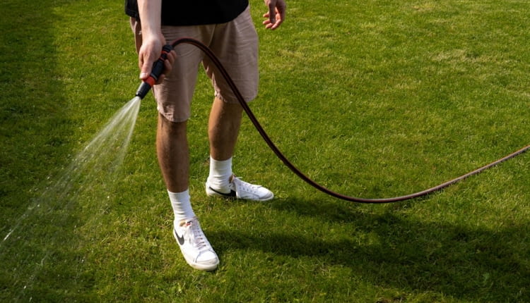 Kosiarka traktorek, aerator do trawy i tanie obrzeże ogrodowe: kompleksowy przewodnik po wiosennej regeneracji ogrodu