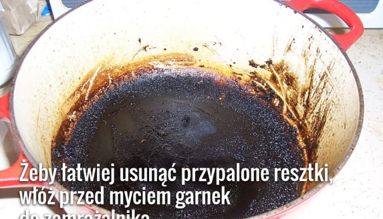 Przypalony garnek przed szorowaniem trzeba namoczyć albo włożyć do zamrażarki. Do wody do namaczania można dodać np. sodę oczyszczoną