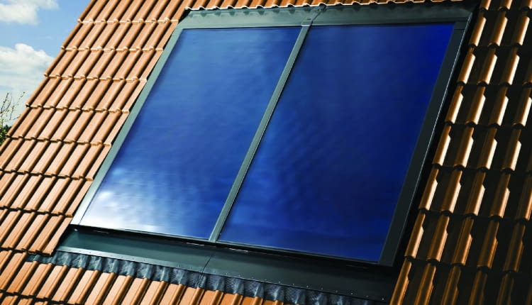 Zestaw płaskich kolektorów słonecznych nie tylko można zamontować na dachu, ale również wbudować je w jego połać