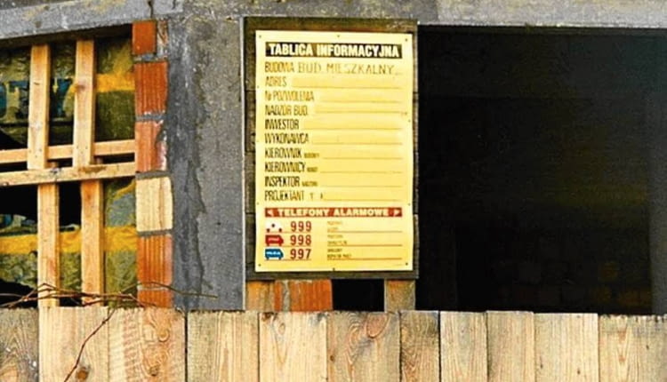 BUDOWA - TABLICA INFORMACYJNA FOT. KATARZYNA WANGIN PUBLIKACJA LADNY DOM NR 6 (68) - 6.2004 SLOWA KLUCZOWE: BUDOWNICTWO ZDJĘCIE DO WKŁADKI: PUBLIKACJA LADNY DOM NR 6 (68) - CZASOPISMA