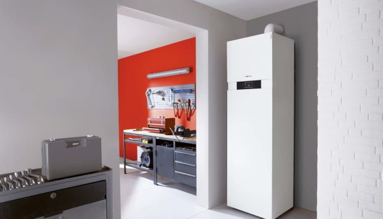 Jednofunkcyjny kocioł kondensacyjny z zasobnikiem może mieć wszystkie elementy niezbędne do pracy w instalacji grzewczej zasłonięte estetyczną obudową