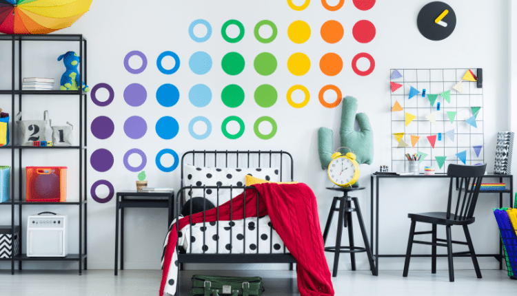 Jednym ze sposobów radzenia sobie z plamami w pokoju najmłodszych jest pomalowanie go farbą o właściwościach plamoodpornych.