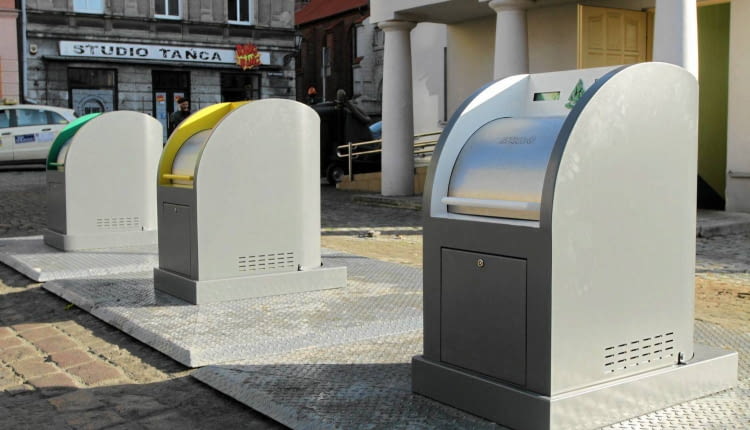 05.11.2014 Torun . Ostatnie przygotowania przed oddaniem do uzytku podziemnych pojemnikow na odpady na Rynku Nowomiejskim w Toruniu . Fot. Wojciech Kardas / Agencja Gazeta DLOTO strony lokalne GW - Toruń SLOWA KLUCZOWE: podziemne smietniki podziemny smietnik kosz na smieci ZDJĘCIE DO WKŁADKI: DLOTO strony lokalne GW - Toruń