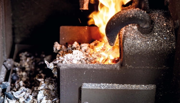 Aby dostosować moc pracującego kotła do zapotrzebowania na ciepło w domu, fachowiec reguluje ilość powietrza, która dopływa do komory spalania