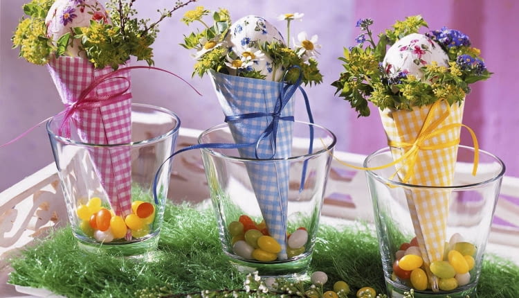Eier in Vichy-Karo-TŁten SLOWA KLUCZOWE: Arrangement Blumenarrangement Blumenmotiv BlumenstrauR BlumenstršuRe Bubleurum Dekoration dekoriert drei floral Florales FrŁhlingsblume FrŁhlingsblumen Glas Glšser Idee Kamille Kreativ Kreatives Kreativ-Idee Niemand Osterdeko Oster-Deko Oster-Dekoration Osterei Ostereier Ostergras Usterlich OsterstrauR OsterstršuRe Papier PapiertŁte PapiertŁten Serviette Servietten Serviettentechnik Spirea StrauR TŁte TŁten VergiRmeinnicht Vichy-Karo Ostereier bemalen Ostern OsterstršuRe Ostertische Querformat