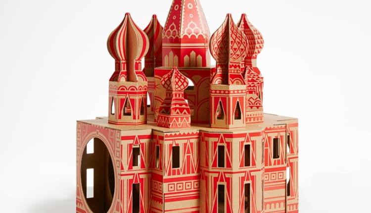 Kartonowy domek dla kotów w kształcie soboru Wasyla Błogosławionego w Moskwie.