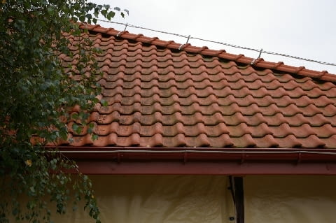 Zabrudzone pokrycie z dachówki cementowej