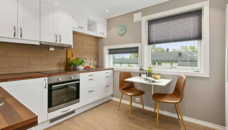 mała kwadratowa kuchnia w bloku z oknem