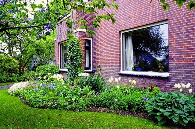 HOLANDIA FIJART OGROD PRYWATNY ZAGRANICZNY WLASCICIEL GREET TAKX RZEZBIARKA N/Z RABATA MIESZANA OKNO CEGLA TULIPAN TULIPA ROSLINA CEBULOWA PNACZE FUNKIA HOSTA BYLINA DOM FOT. AGNIESZKA MATYSZCZYK SLAJD MALY PUBLIKACJA OGRODY NR 12 (56) - 12.2003