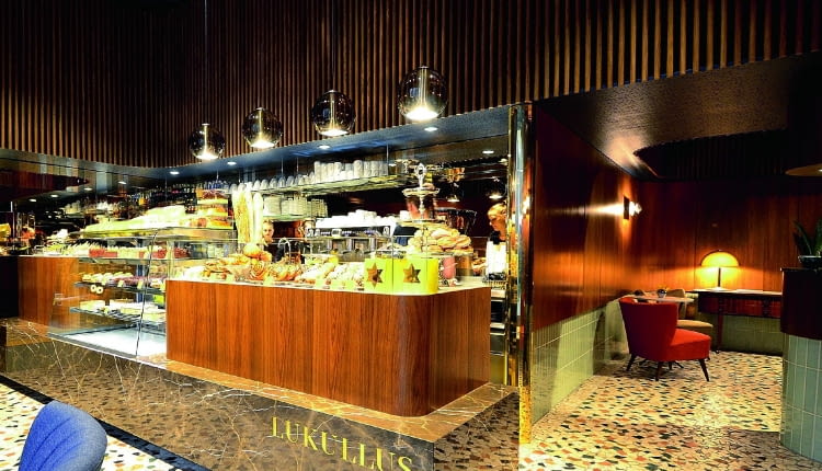 Elegancko, trochę retro. Wystrój zainspirowany tym, co najlepsze w stylu lat 50. i 60. Ciastka piętrzą się na starych platerach.